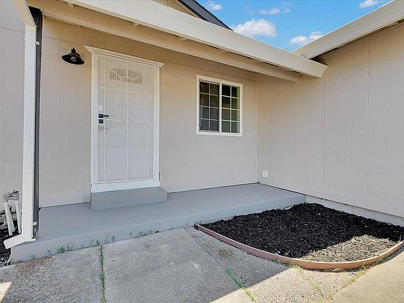 4th image of 2702 Meadowvale Ave
