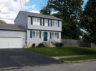 3 Laura Cir, Greenville, RI 02920