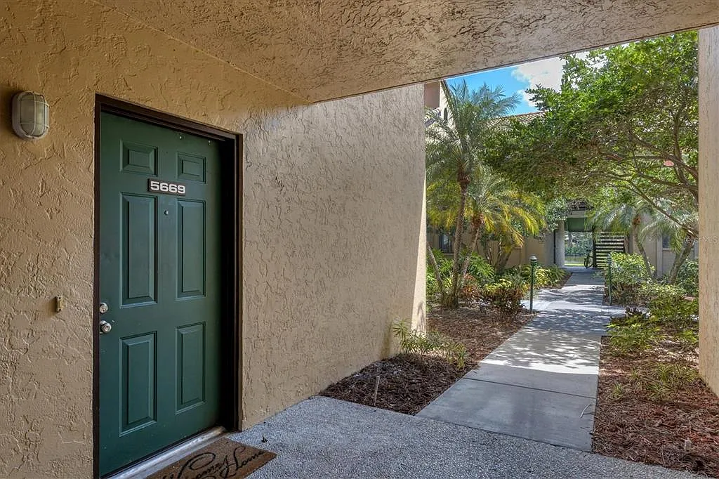 2 bed, 2.0 bath, 848 sqft, $2,000 — Photo 2