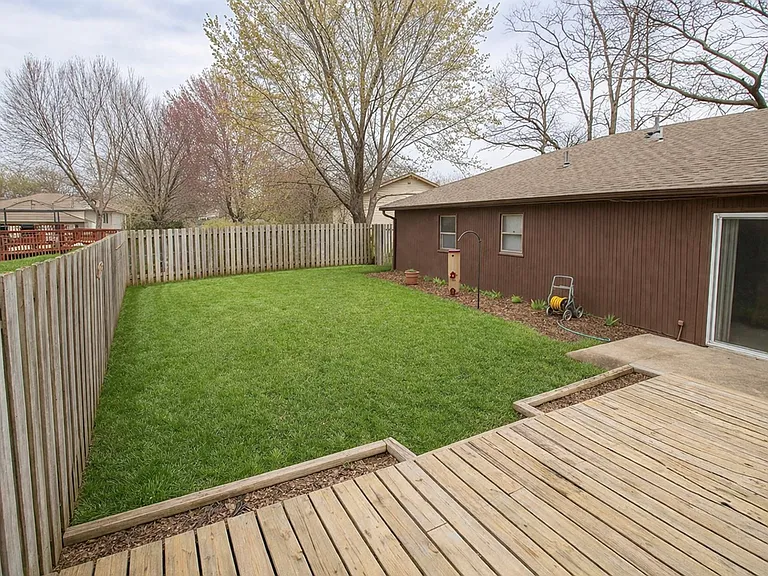 2011 Bridgewater Dr — Photo 34