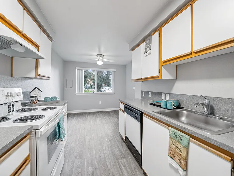 Crestbrook Apartments — Photo 14