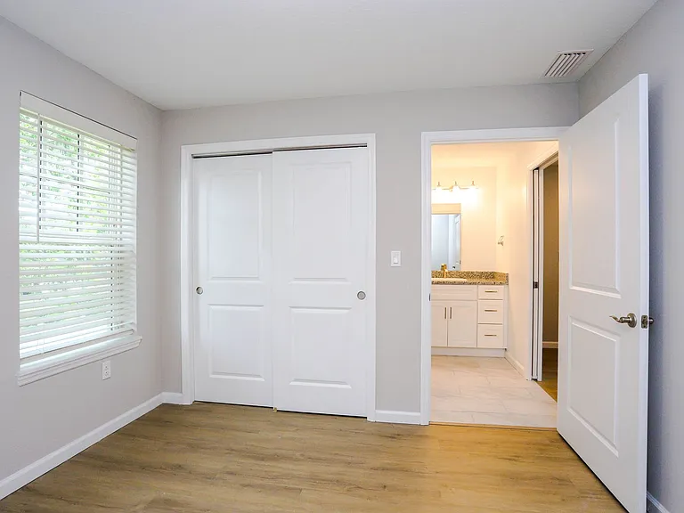 Royal Oak Apartments — Photo 17