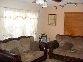 2nd image of 921 E 10th Pl