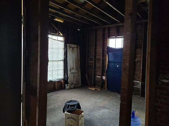 4th image of 1613 Dunbar St