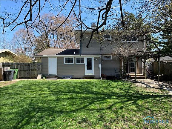 5th image of 1009 Village Trail Dr