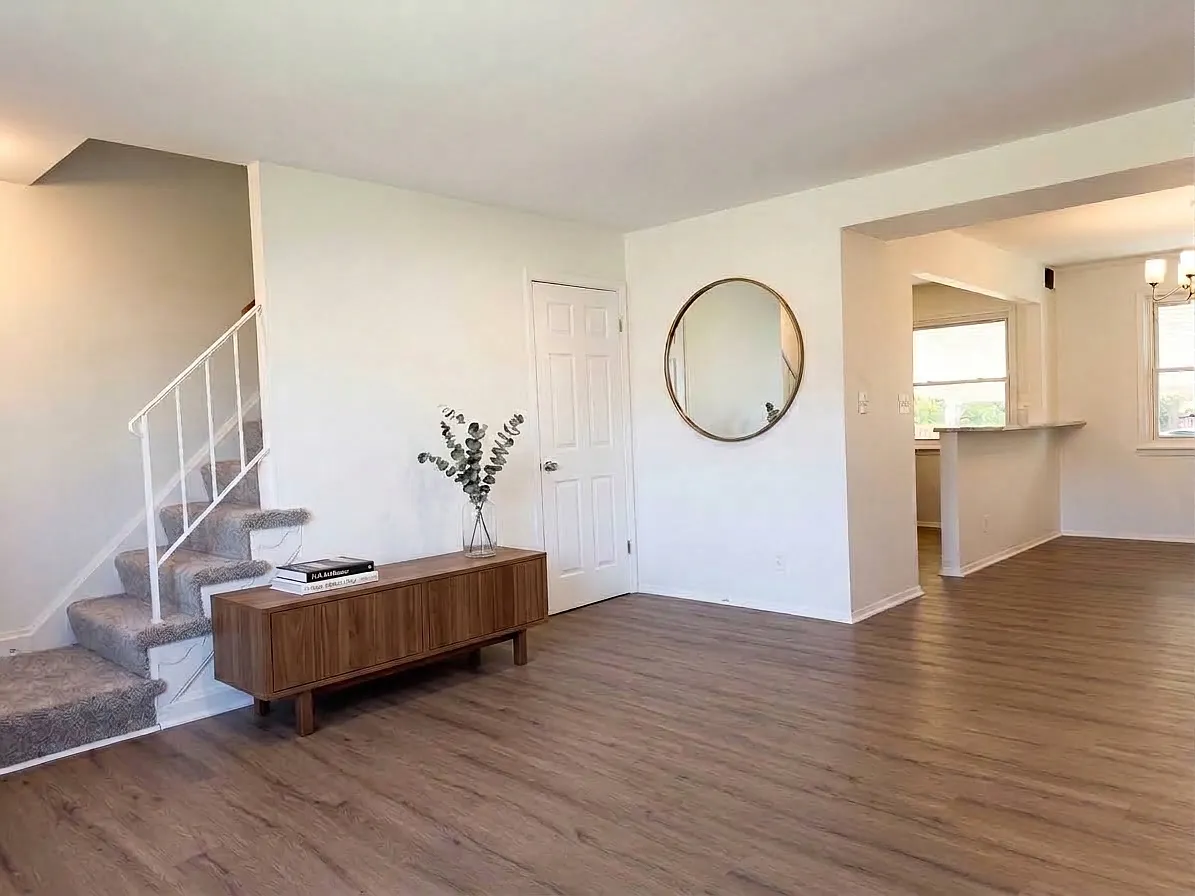 3 bed, 1080 sqft, $2,100 — Photo 2