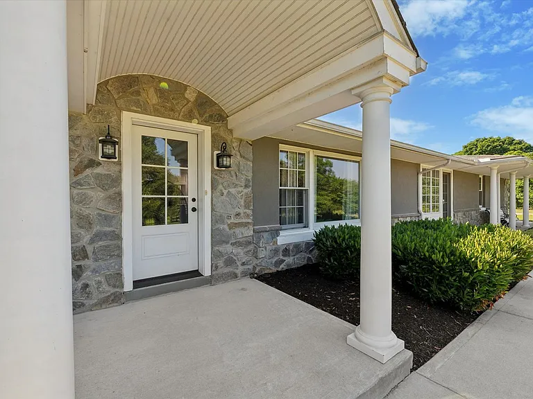 432 Webb Rd — Photo 2