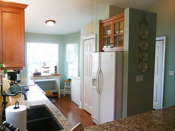4th image of 1810 Waterford Dr APT 2