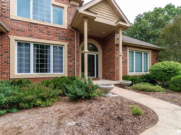 3rd image of 719 W Savanna Ct