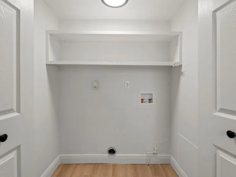 2 Bedroom/1 Bathroom Move-in Ready Townhome w\ 1 Month Free Rent!! — Photo 7