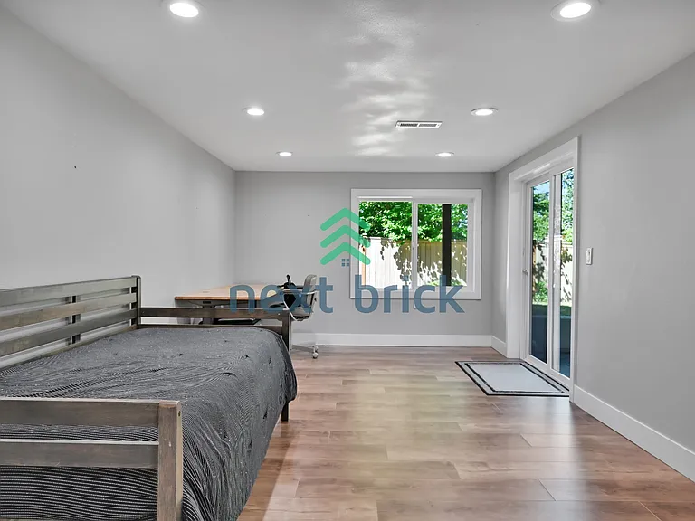 11810 NE 75th St — Photo 18