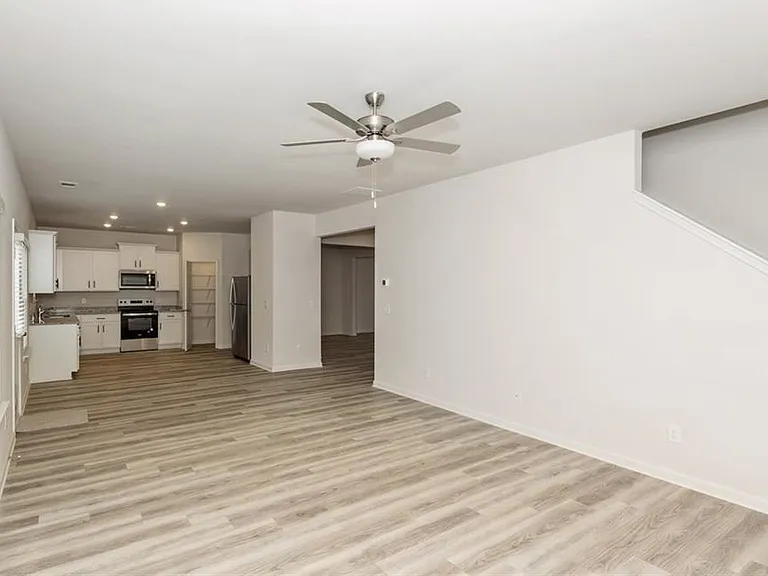 668 Mackenzie Cv — Photo 9