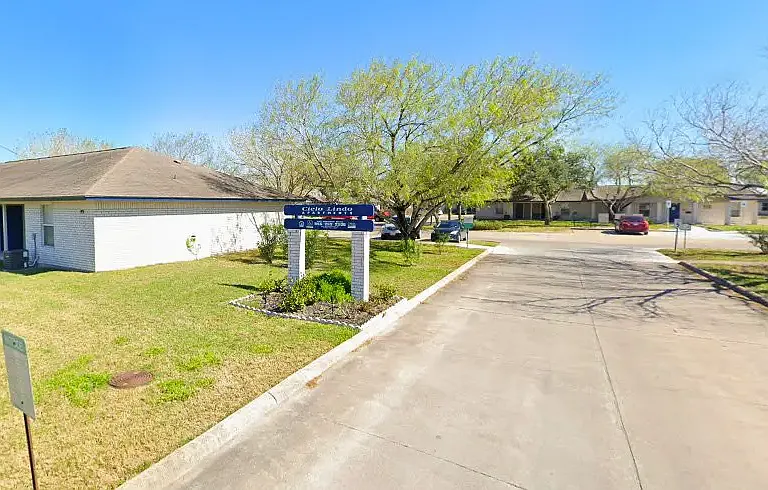402 Hinojosa Dr — Photo 2