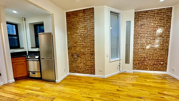 Rented by HOLTON REAL ESTATE INC. | media 11