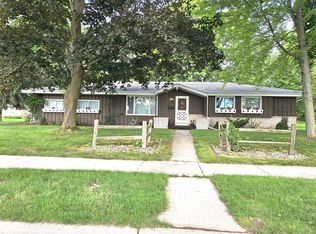 W53N585 Highland Dr, Cedarburg, WI 53012