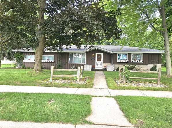 W53N585 Highland DRIVE, Cedarburg, WI 53012