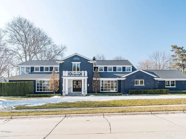 89 Lake Shore Rd, Grosse Pointe Farms, MI 48236