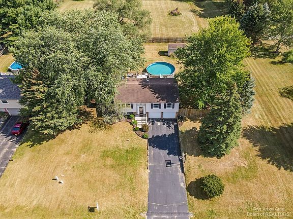 2nd image of 3133 Gove Dr