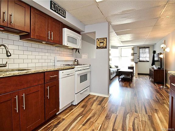 2nd image of 134 Woodside Grn APT 1