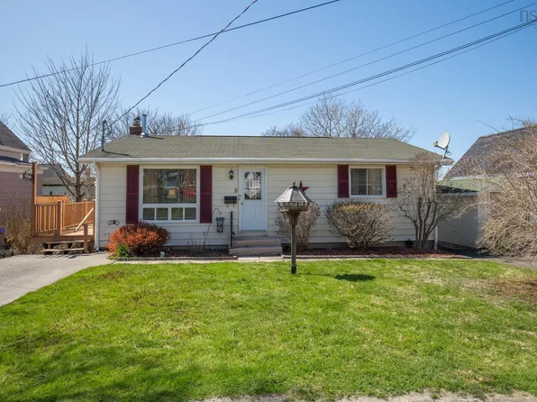 5 Whipple St, Yarmouth, NS B5A 1W3