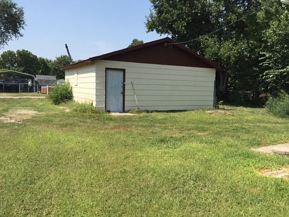 3rd image of 703 Miller St