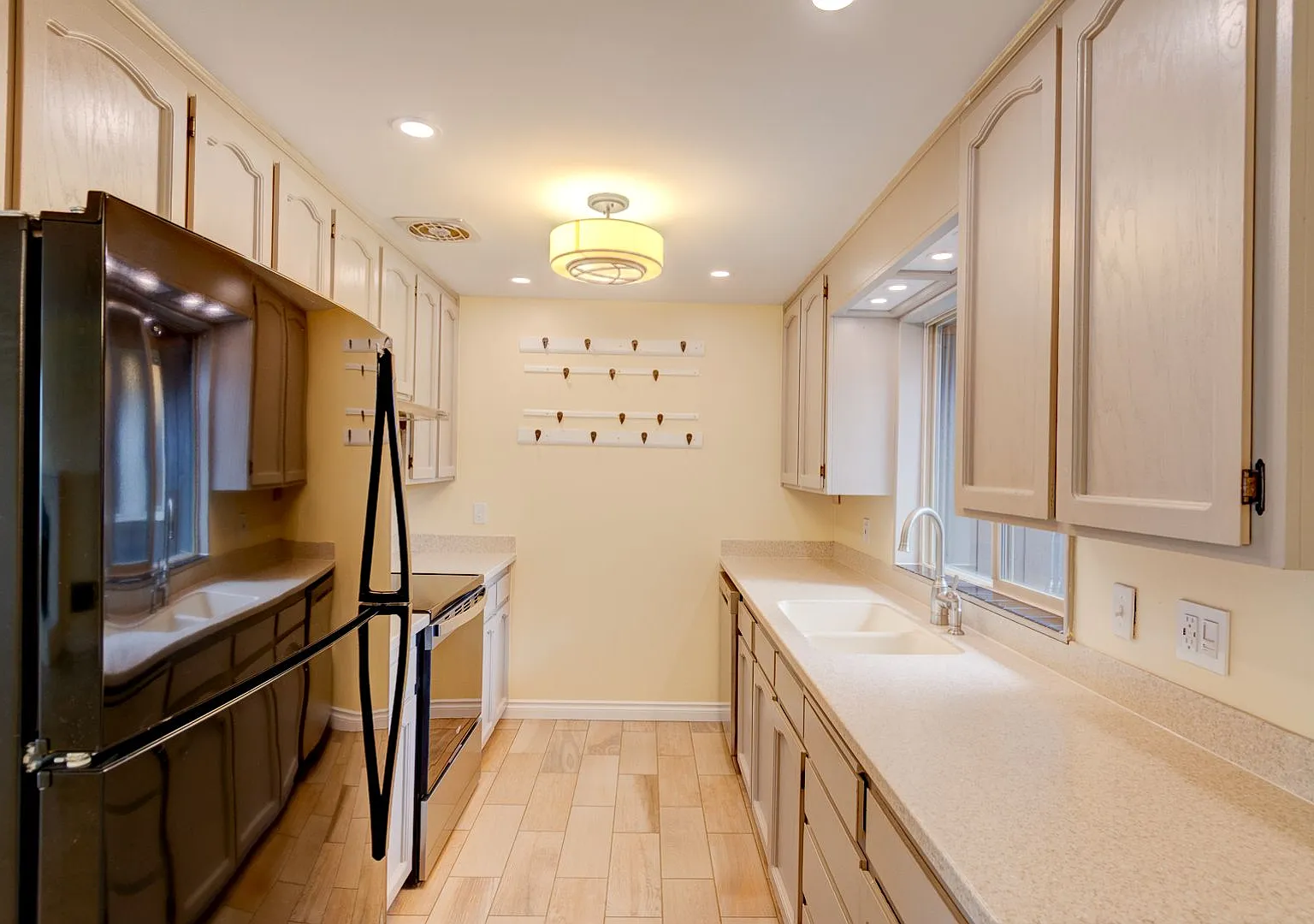 Charming Single-Level 3 Bed 2 Bath Oak Harbor Home with Fenced Backyard — Photo 2