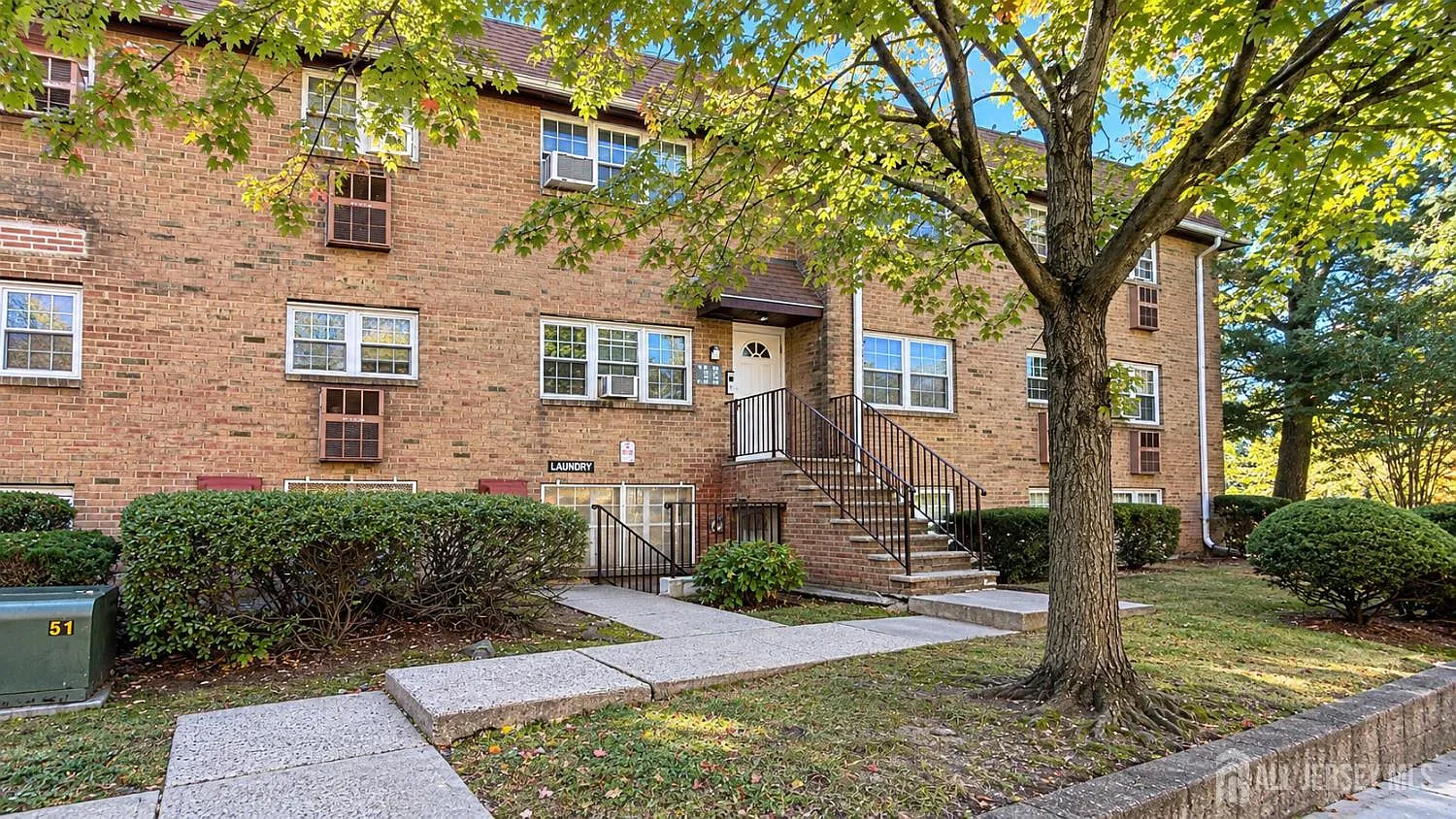 2 bed, 1.0 bath, 884 sqft, $1,900 — Photo 1