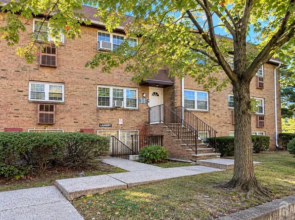 78 College Dr, Edison, NJ 08817
