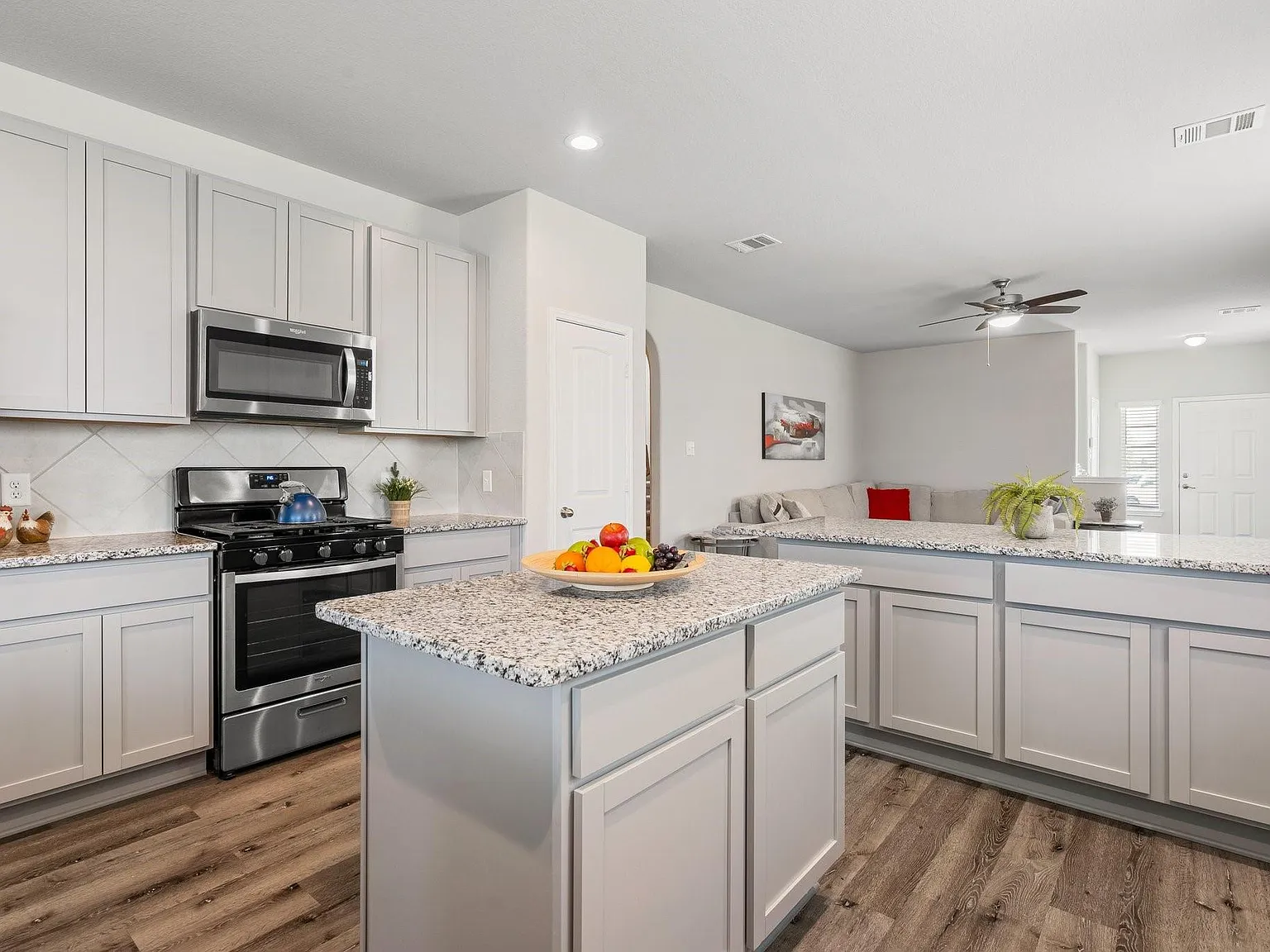 4 bed, 2.5 bath, 2628 sqft, $2,600 — Photo 4