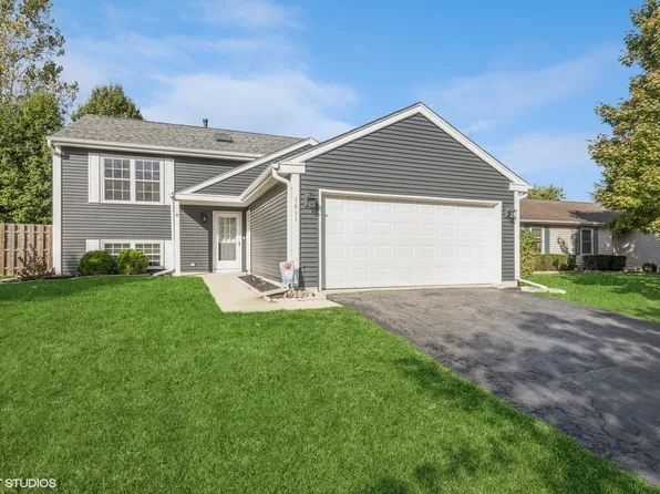 3611 Newport Dr, Island Lake, IL 60042