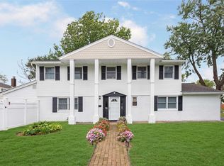 4 Alan Dr, Bayville, NY 11709