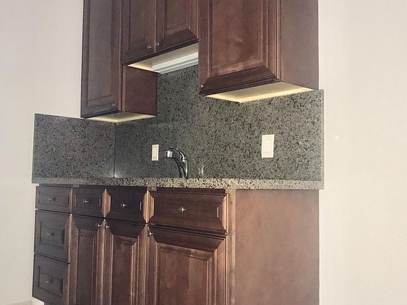 Beautiful new kitchen with granite counters/backsplash and s
