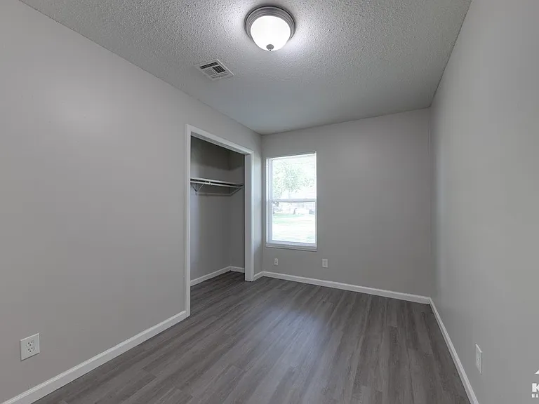 1322 N Kansas St — Photo 12