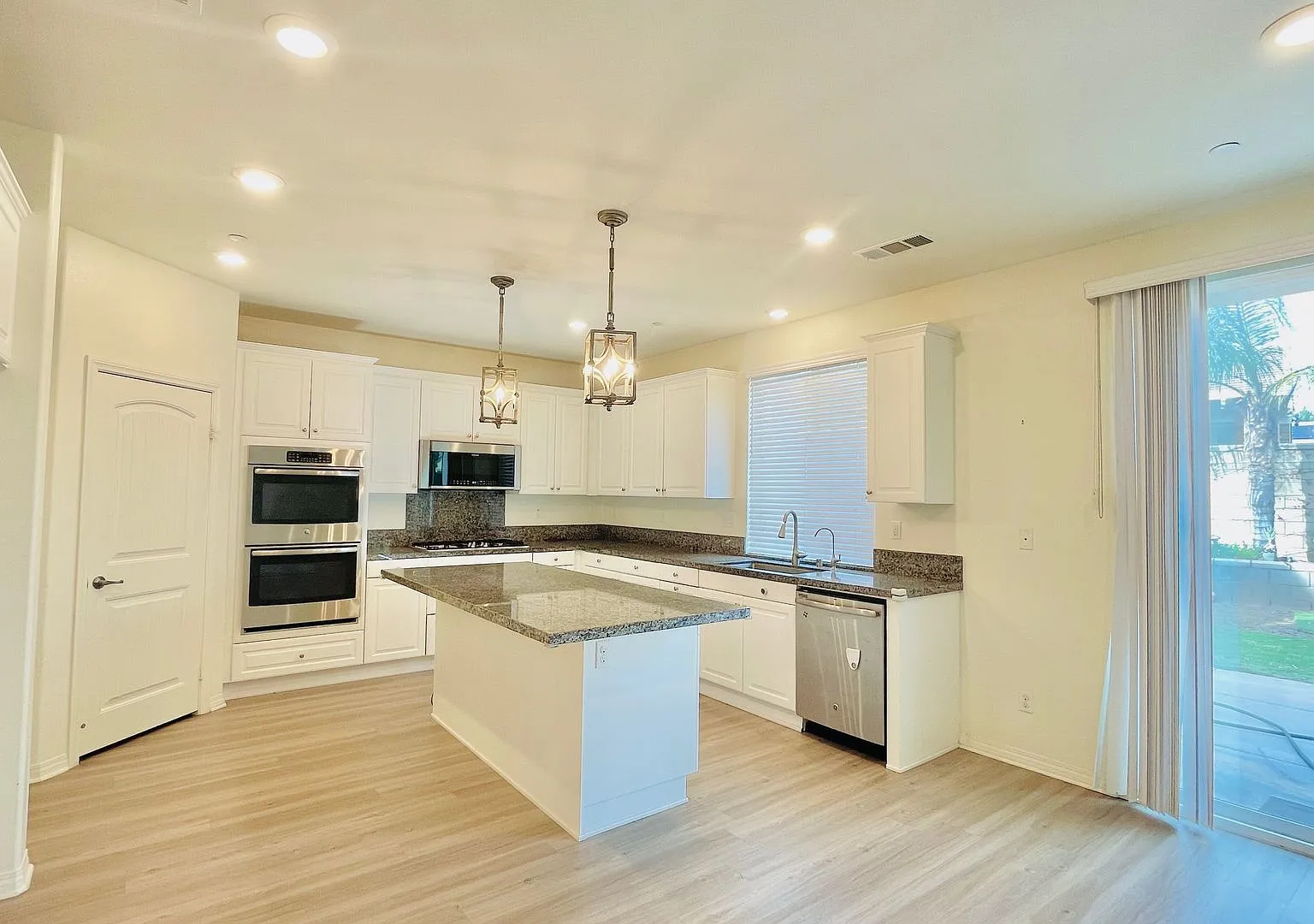 Beautiful 5bd/3ba-2 Story Home Available For Rent In Jurupa Valley! — Photo 3