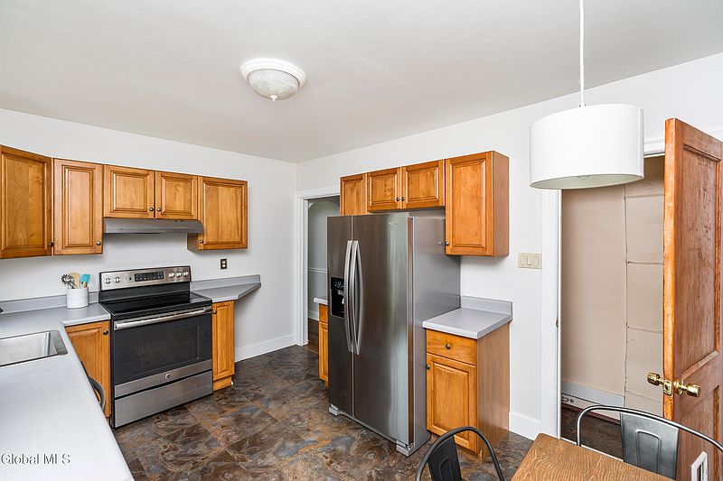 5th image of 227 Hampton Avenue