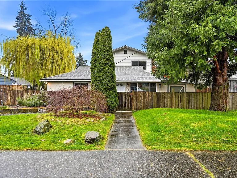 Fully fenced yard, landscaping requires minimal landscaping