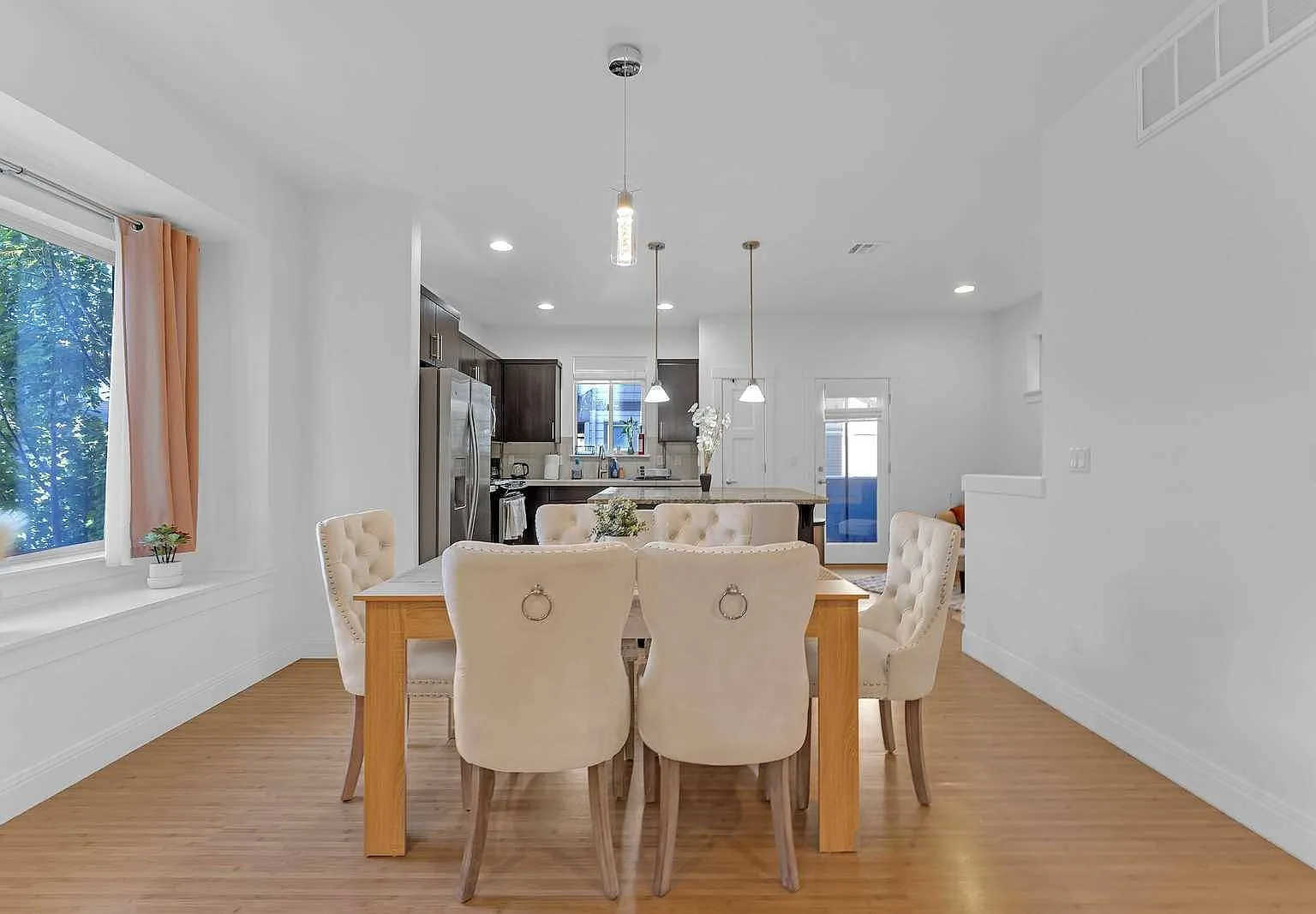 4 bed, 2.5 bath, 1816 sqft, $7,500 — Photo 2