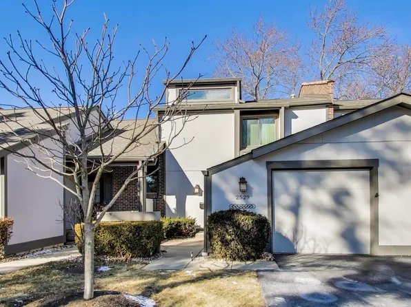 2529 Honeysuckle Ln, Rolling Meadows, IL 60008