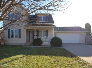 5065 W Elm Ct, Grand Forks, ND 58203