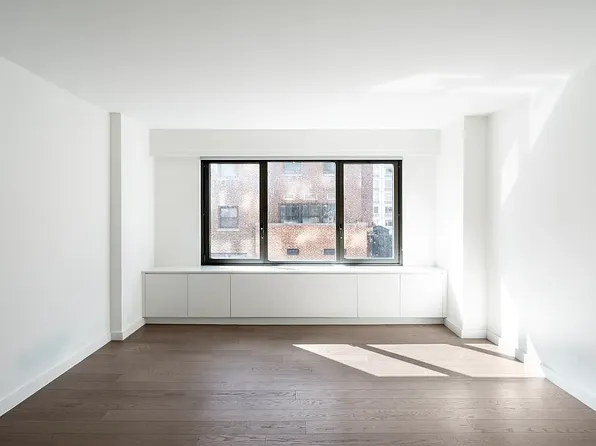 220 E 72nd St, New York, NY