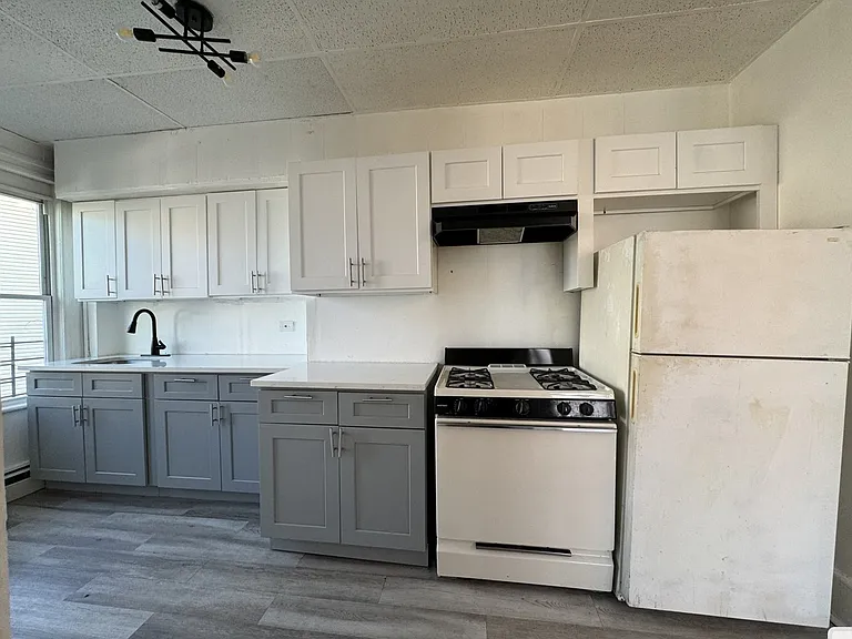 9 Rose Ave #3 — Photo 1