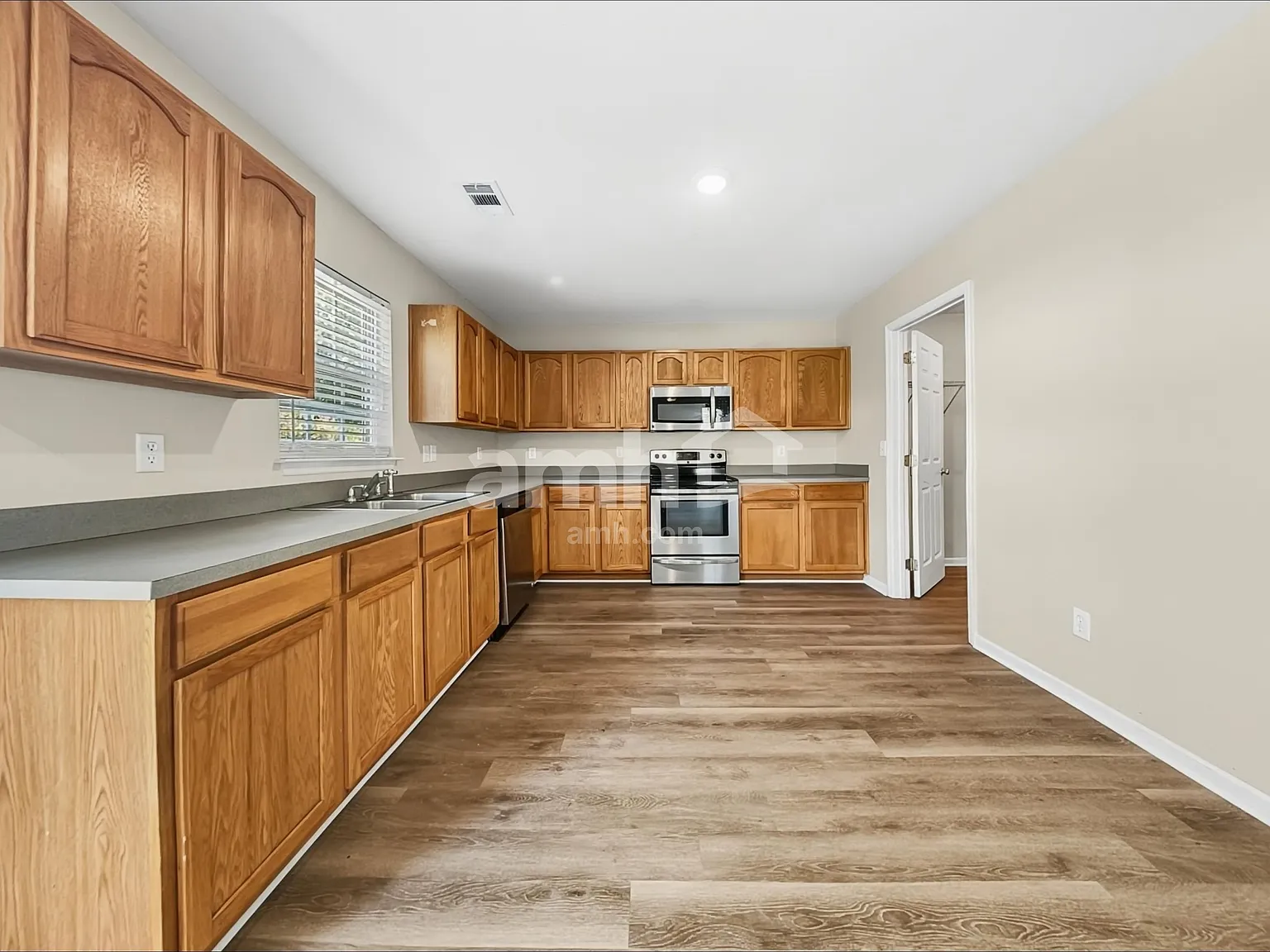 4 bed, 2.5 bath, 2086 sqft, $2,465 — Photo 4