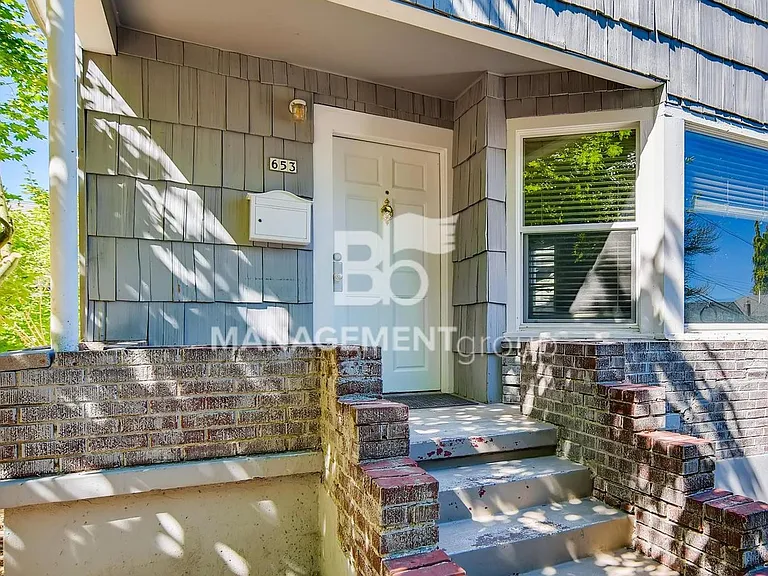 653 SW Sherman St — Photo 3