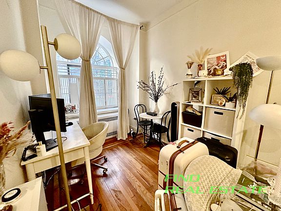 3rd image of 20 W 76th St APT 1A