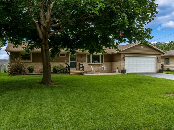 1136 Jackson St, Pecatonica, IL 61063