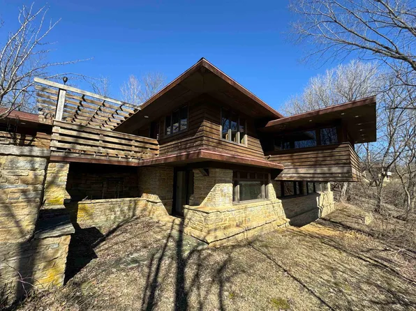 111 Old Darlington Rd, Mineral Point, WI 53565
