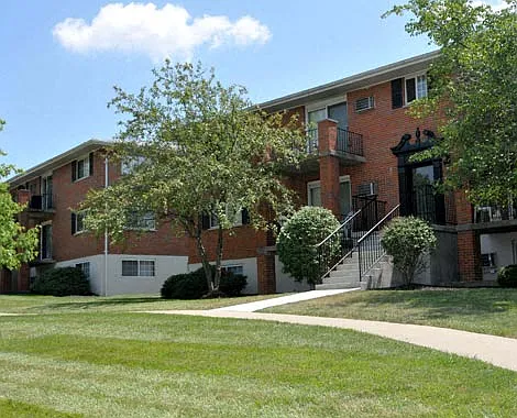 Four Seasons Apartments — Photo 8