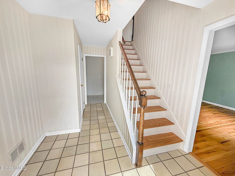 3rd image of 33 Fairway Avenue