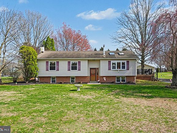 2nd image of 1442 Harvey Ln