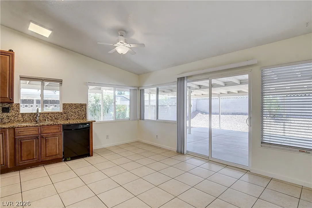 3 bed, 2.0 bath, 1393 sqft, $2,075 — Photo 3